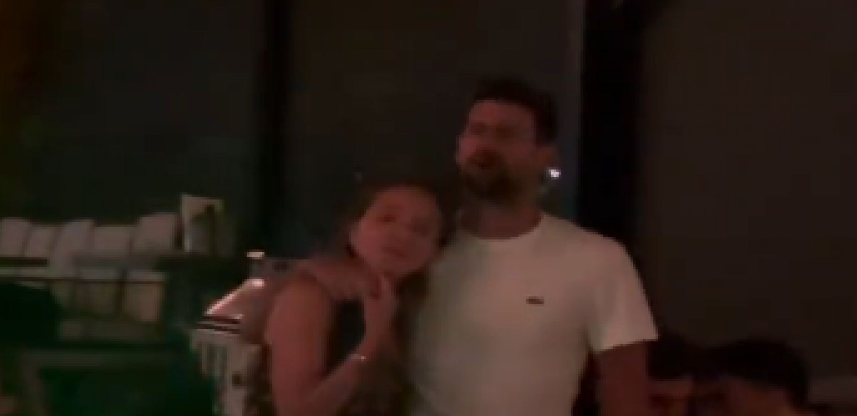 LJUBAV U VAZDUHU Nole zagrlio Jelenu, nije hteo da je pusti (FOTO)