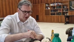 "E SAD LEPO DA STAVIMO MAJONEZ" Vučić, Mali i Momirović u slast pojeli domaćinski doručak sa parizerom i jogurtom: Ajde prijatno momci! (VIDEO)