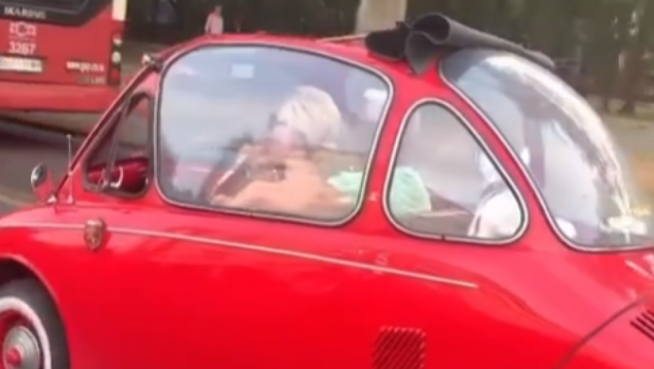 BARBI I KEN U SVEMIRSKOM BRODU Neobičan automobil primećem na ulicama Beograda (VIDEO)