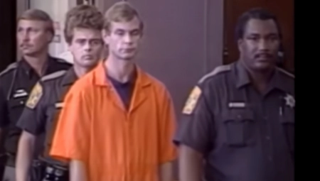 KOMŠIJE SE ŽALILE NA SMRAD IZ NJEGOVOG STANA Kada su policajci upali otkrili su jezive detalje, prizor koji su tamo zatekli ledi krv u žilama