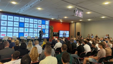 "NOVI SAD JE GRAD BUDUĆNOSTI SRBIJE" Gradonačelnik Đurić sa ministarkom rudarstva svečano otvorio Dane električnih vozila