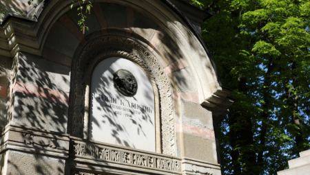 POSETITE MESTO GDE SE SASTAJU PROLAZNOST I VEČNOST Deset godina vođenih tematskih obilazaka Novog groblja - najvećeg muzeja na otvorenom u Srbiji