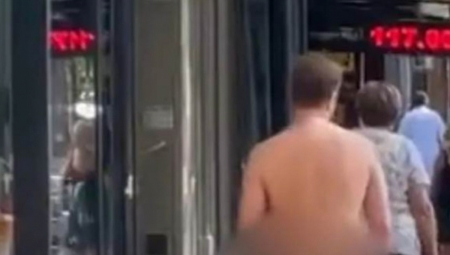 U CENTRU BEOGRADA MLAĐI MUŠKARAC ŠETA POTPUNO GO Građani šokirani prizorom, u blizini je i škola