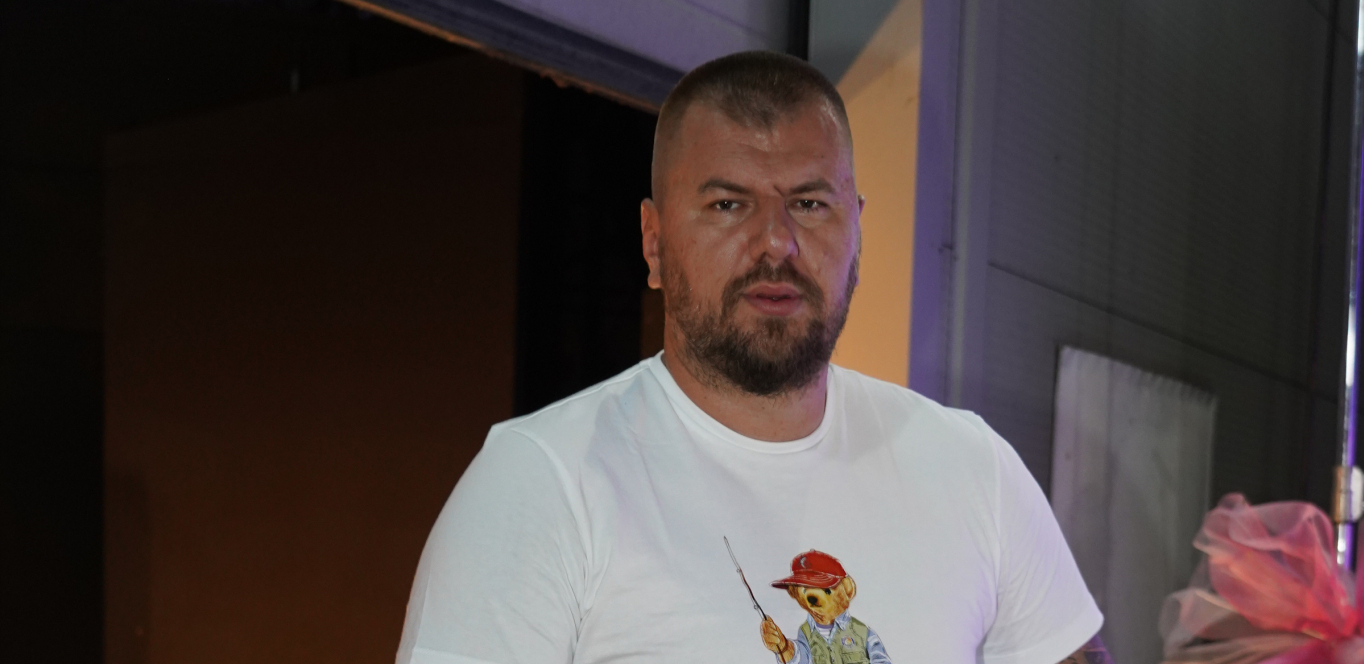 ZGROZIO GLEDAOCE! Janjuš stavio ženski donji veš na glavu pa krenuo da ga njuši! (FOTO)