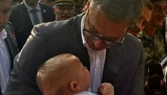 "KADA OVAKVOG ANĐELA DRŽITE U RUKAMA, SVAKA BORBA IMA SMISAO!" Predsednik oduševio javnost prelepom fotografijom iz Niša