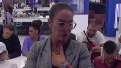 KAD SE KUMA KAČAVENDA OPUSTI Milena uhvaćena u nezgodnoj pozi pored bazena, gore mreže od komentara