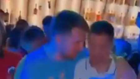 PA, OVO JE TOTALNI HIT Dončić i Jović pevali Zvezdine pesme, Nikola Milutinov im se pridružio, pa začepio uši (VIDEO)