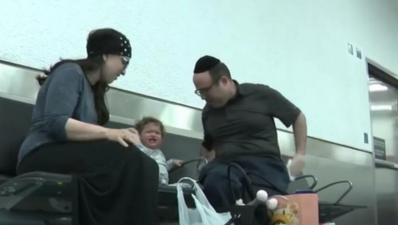 SKANDAL TRESE SAD Porodicu sa bebom izbacili iz aviona, a razlog je jeziv