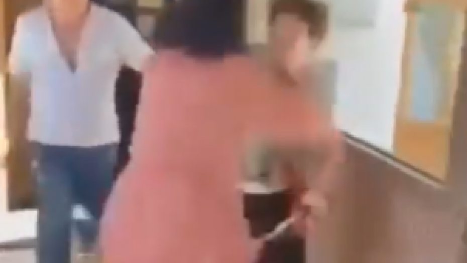 NEOBIČAN SNIMAK IZ BOSNE Uletela u kafanu i pendrekom počela da bije muža i njegovu ljubavnicu (VIDEO)