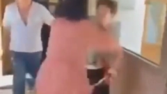 NEOBIČAN SNIMAK IZ BOSNE Uletela u kafanu i pendrekom počela da bije muža i njegovu ljubavnicu (VIDEO)