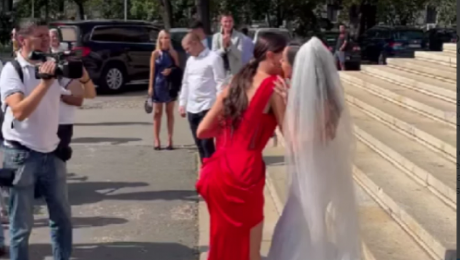 UDALA SE ZADRUGARKA ZA CECINOG BIVŠEG Isplivala slika sa tajnog venčanja, u manastiru se zakleli na večnu ljubav
