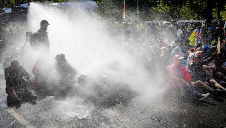 BLOKIRALI AUTO-PUT PA DOBILI LEDENI TUŠ Holandska policija nema milosti prema demonstrantima (FOTO)