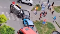 AUTOMOBIL PREVRNUT NA PEŠAČKOM PRELAZU Jeziv sudar u Novom Sadu (VIDEO)