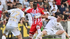 RUMUN IMA SAMO TRI BRATA Moćna poruka navijača Zvezde kao odgovor skandiranju na meču tzv. Kosova (FOTO)