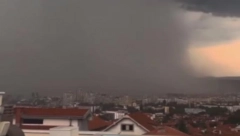 "VODENA BOMBA" Ljudi u neverici gledaju u nebo iznad kopanika (VIDEO)