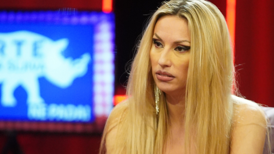 ŽAO MI JE ŠTO SAM GLUPA: Rada Manojlović se oglasila šokantnom porukom, fanovi ostali zatečeni