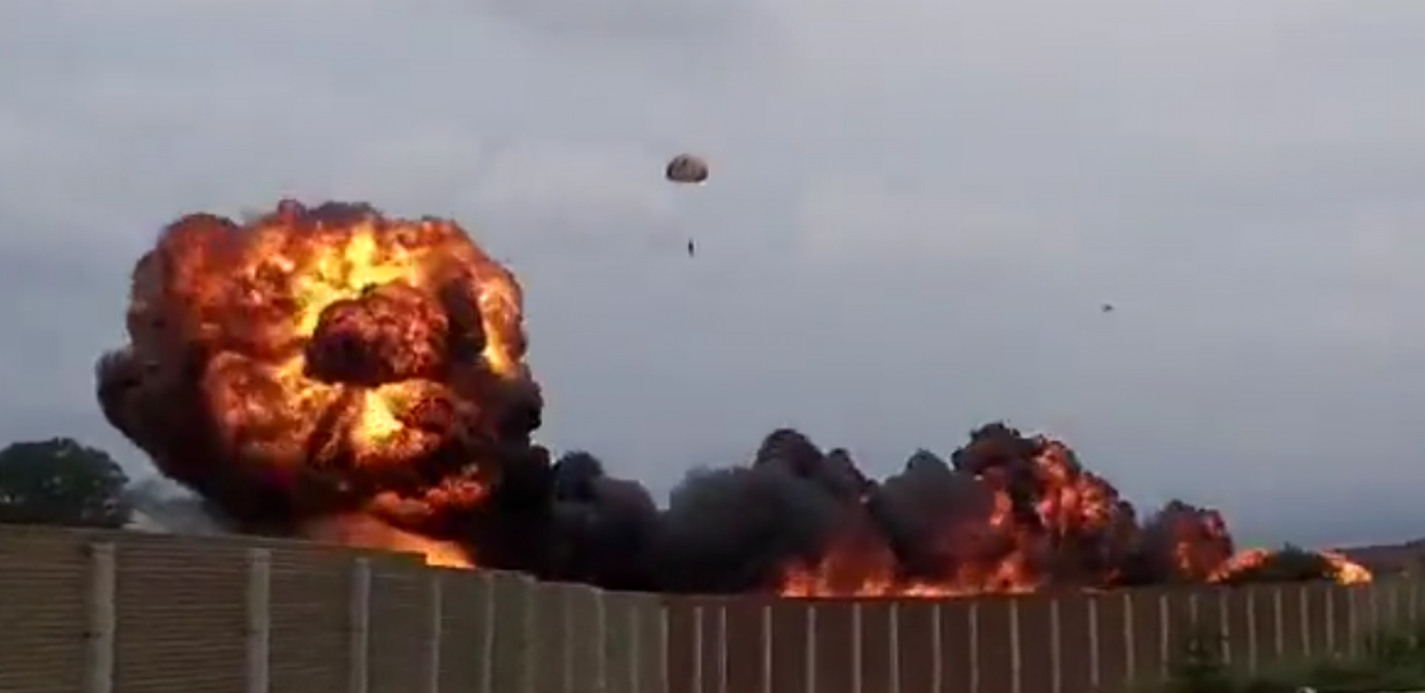 HOROR SNIMAK PADA AVIONA U ITALIJI Letelica pogodila automobil u kojem se nalazila porodica (UZNEMIRUJUĆI VIDEO)