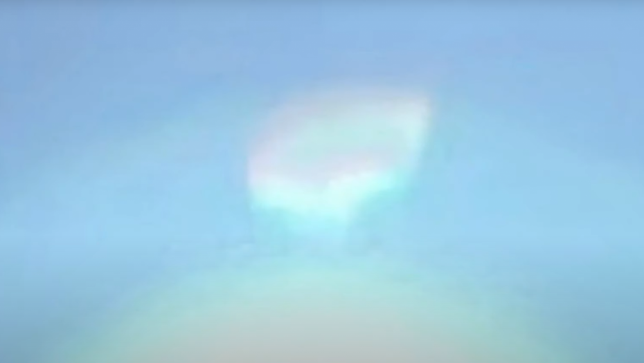 MISTERIOZNI OBJEKAT OSVANUO NA NEBU Ljudi gledali u čudu, kamera zabeležila neobičan trenutak (VIDEO)
