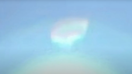 MISTERIOZNI OBJEKAT OSVANUO NA NEBU Ljudi gledali u čudu, kamera zabeležila neobičan trenutak (VIDEO)