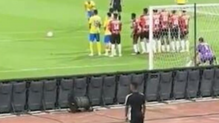 RONALDO NOKAUTIRAO KAMERMANA Šok scena sa utakmice: Portugalac ga pogodio u glavu, čovek nije znao gde se nalazi (VIDEO)