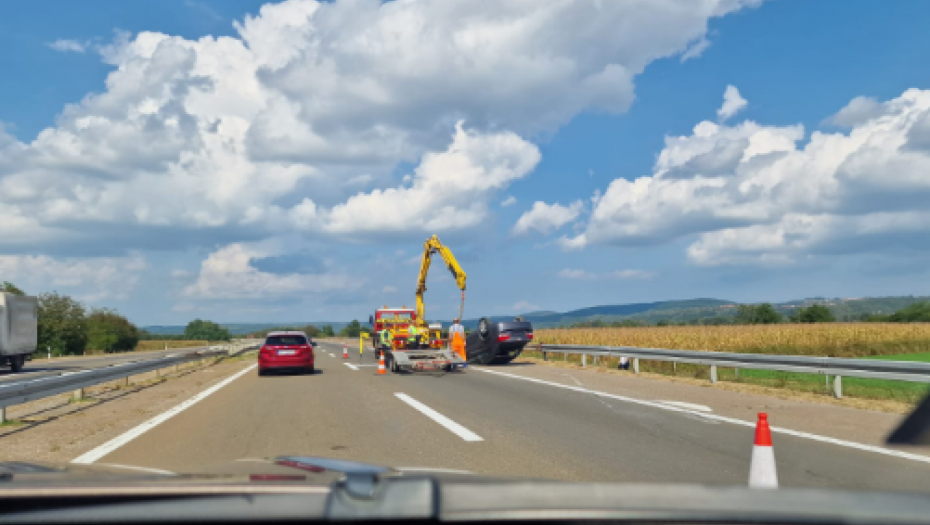 TEŽAK UDES NA AUTO-PUTU KOD BATOČINE Auto okrenut na krov, policija je na licu mesta!