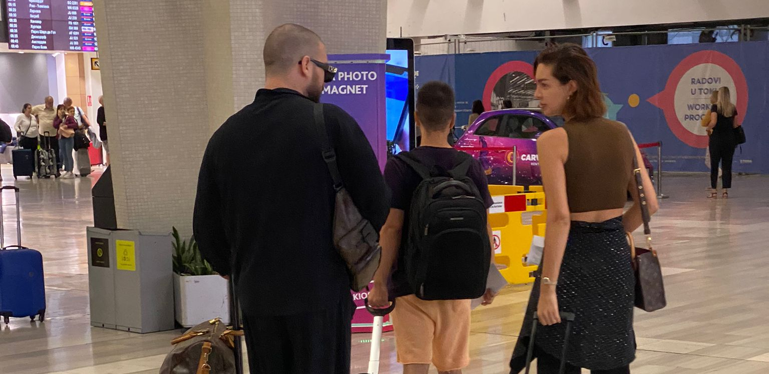 ALO! PAPARAZZO: Adam Adaktar i njegova supruga u običnom izdanju na aerodromu, a on je privukao veliku pažnju (FOTO)