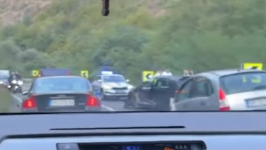 JEDNO VOZILO RAZLUPANO Saobraćajna nezgoda na Ibarskoj magistrali (VIDEO)