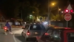 ZA DLAKU IZBEGAO DA GA VOZ POKUPI Dramatična scena ispred zaštitne rampe u Šapcu (VIDEO)