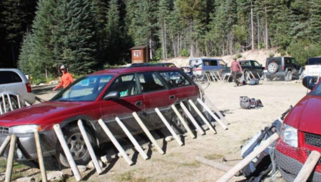 POSTOJI RAZUMAN RAZLOG Vozači sada ograđuju automobile žicom i letvama da bi spasili vozila (VIDEO)