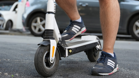 POČELE DA PLJUŠTE KAZNE ZBOG ELEKTRIČNIH TROTINETA Policija nema pardona, evo koliko sada mora jedan vozač da plati (FOTO)