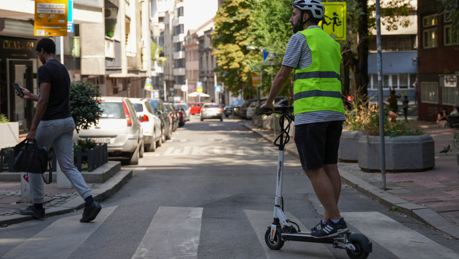 ZATVORSKE KAZNE DO 15 DANA Nova pravila o vožnji električnih trotineta, ova oprema je obavezna, regulisana brzina i bezbedna vožnja