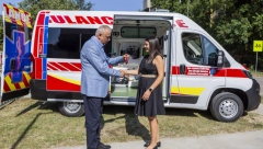 Gradonačelnik Subotice direktorki Doma zdravlja uručio ključeve novog sanitetskog vozila