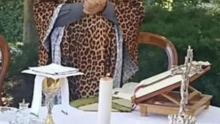 SVEŠTENIK U MANTIJI SA LEOPARD PRINTOM IZAZVAO HAOS Komentari samo pljuštali, "sad sigurno brže trči"