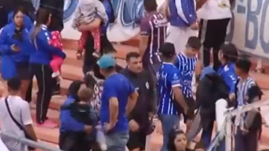 NEZAPAMĆEN HAOS U ARGENTINI Incidenti na tribinama, roditelji prenosili decu preko bodljikave žice (VIDEO)