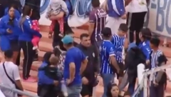 NEZAPAMĆEN HAOS U ARGENTINI Incidenti na tribinama, roditelji prenosili decu preko bodljikave žice (VIDEO)
