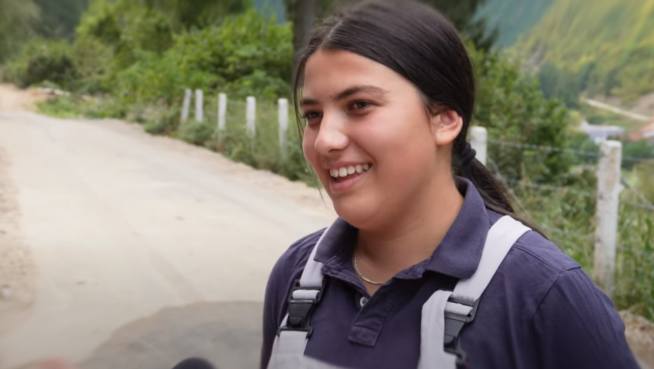 ZOVU JE ŠURDINA ĆERKA: Ona kuje i potkiva, a onda potera i traktor! Snajka za poželeti!