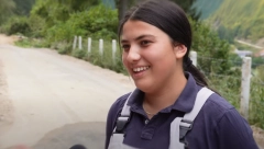 ZOVU JE ŠURDINA ĆERKA: Ona kuje i potkiva, a onda potera i traktor! Snajka za poželeti!