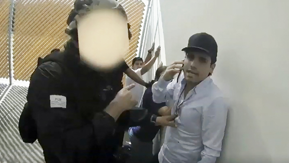 EL ČAPOV SIN KAŽE DA NIJE KRIV Doveli su ga u narandžastom odelu, sa lisicama na rukama i nogama