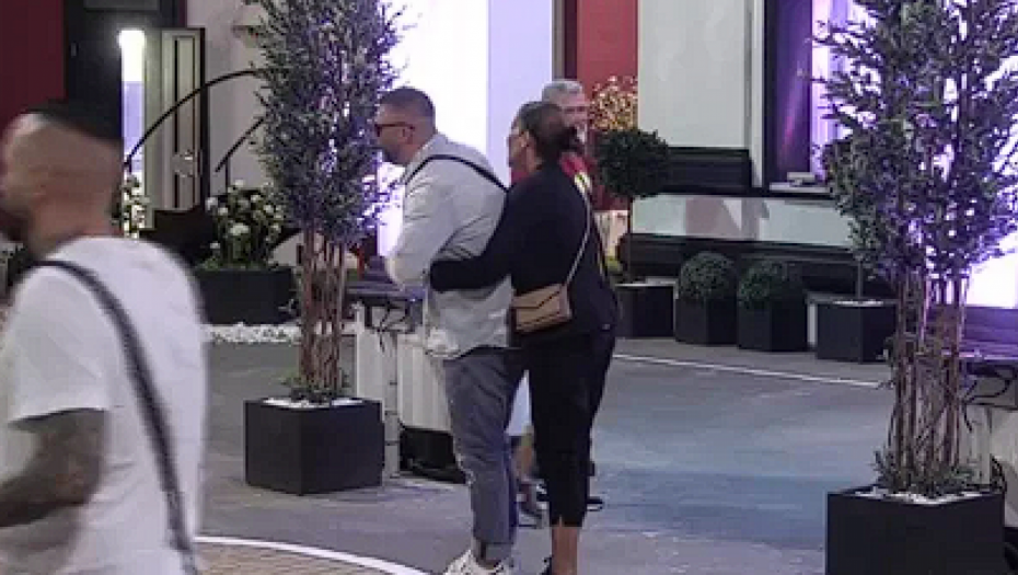 OPSOVALA MI JE MRTVU MAJKU! Kačavenda kivna jer učesnici imaju dvostruke aršine, Sanjin dotrčao da je uteši! (FOTO)