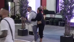 OPSOVALA MI JE MRTVU MAJKU! Kačavenda kivna jer učesnici imaju dvostruke aršine, Sanjin dotrčao da je uteši! (FOTO)