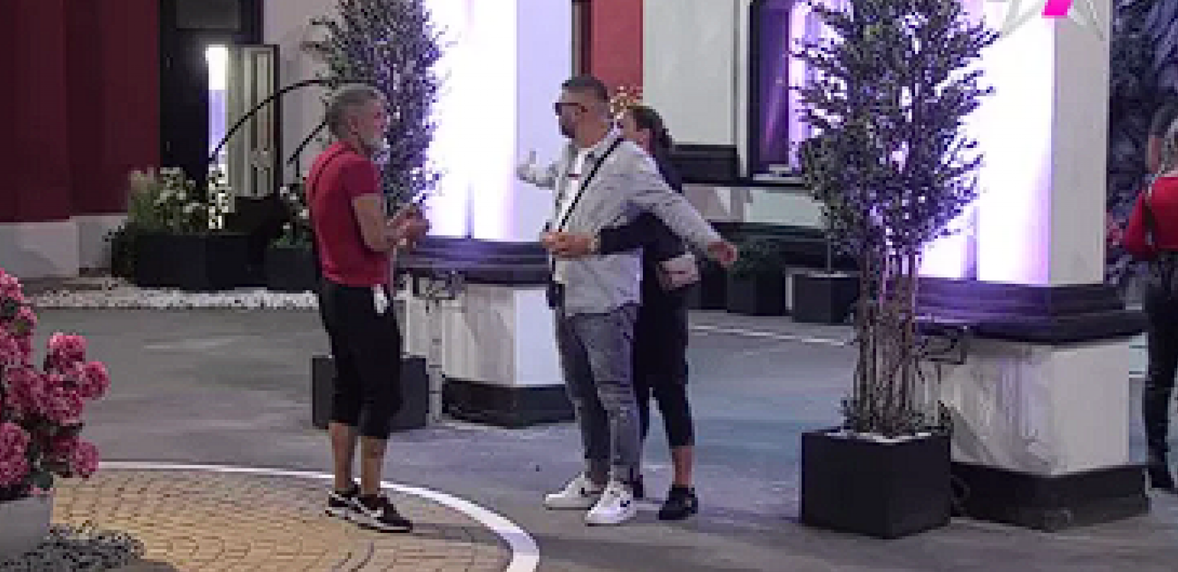 BACIO SE KAČAVENDI U ZAGRLJAJ! Nakon što je raskinuo sa devojkom u programu uživo, Sanjin odmah otišao kod "kume"!
