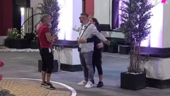 BACIO SE KAČAVENDI U ZAGRLJAJ! Nakon što je raskinuo sa devojkom u programu uživo, Sanjin odmah otišao kod "kume"!