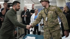 ZELENSKI POSETIO RANJENE UKRAJINSKE VOJNIKE Odmah po dolasku u Njujork, stigao u bolnicu i uručio im medalje (FOTO)