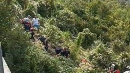 DELOVI AUTOBUSA RASUTI PO LITICI Prve slike stravične nesreće u Crnoj Gori (FOTO)