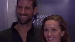 JELENA ĐOKOVIĆ BLISTALA NA PREMIJERI U elegantnoj suknji koja je ove jeseni apsolutni trend pokazala da je kraljica stila