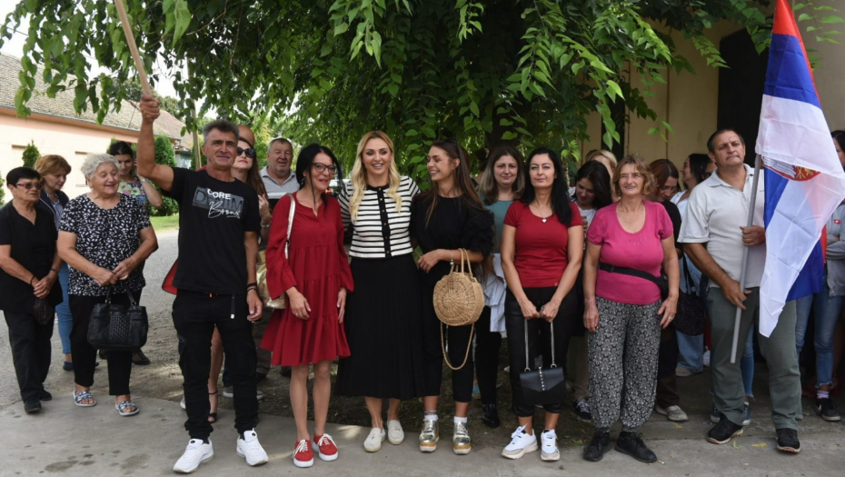 MINISTARKA POLJOPRIVREDE U OPŠTINI KOVIN Posetila selo Skorenovac i na licu mesta saznala probleme (FOTO)