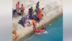TURISTKINJA DOŽIVELA DRAMU U GRČKOJ Vetar je oborio dok se ukrcavala na brod, morali da je spašavaju