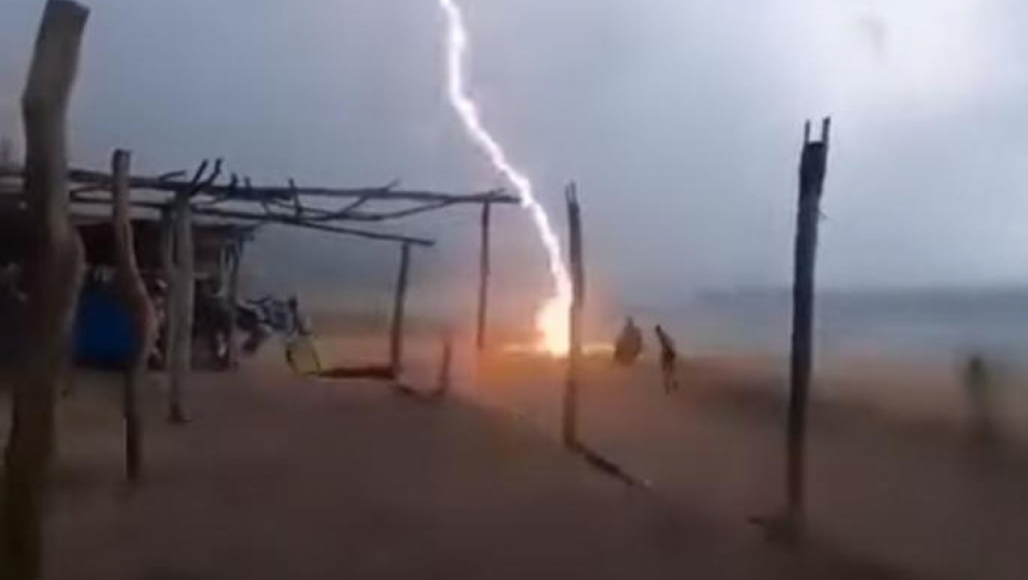 JEZIV SNIMAK SA PLAŽE Grom pogodio dve osobe istovremeno (VIDEO)