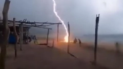 JEZIV SNIMAK SA PLAŽE Grom pogodio dve osobe istovremeno (VIDEO)