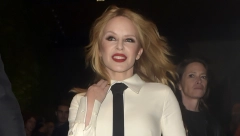 DŽEPNA VENERA ZABLISTALA NA NEDELJI MODE Kajli Minog grmi u kratkoj haljini koja je naglasila izvajanu figuru